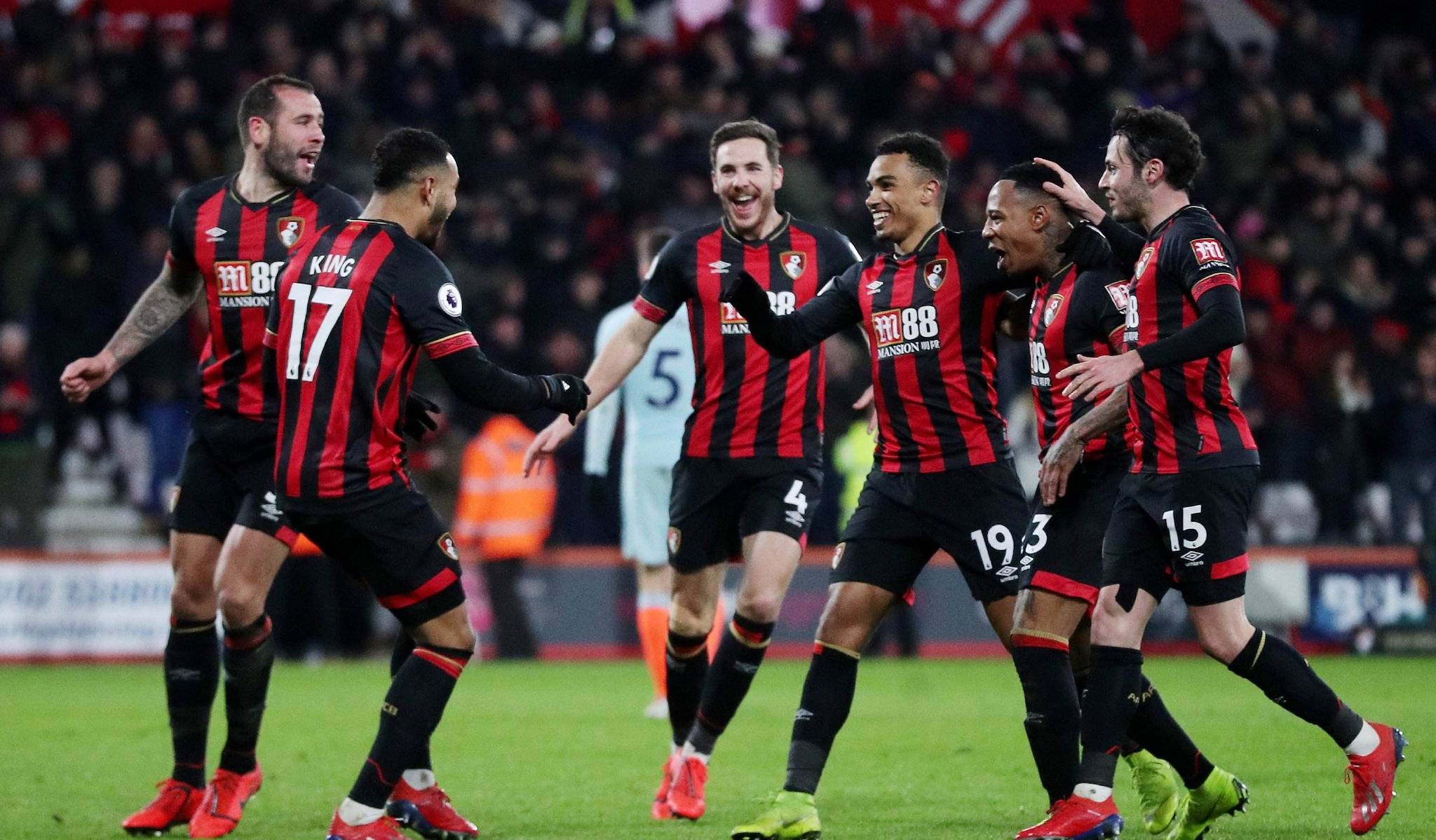 切尔西主场再胜伯恩茅斯，继续追赶英超榜首球队的简单介绍