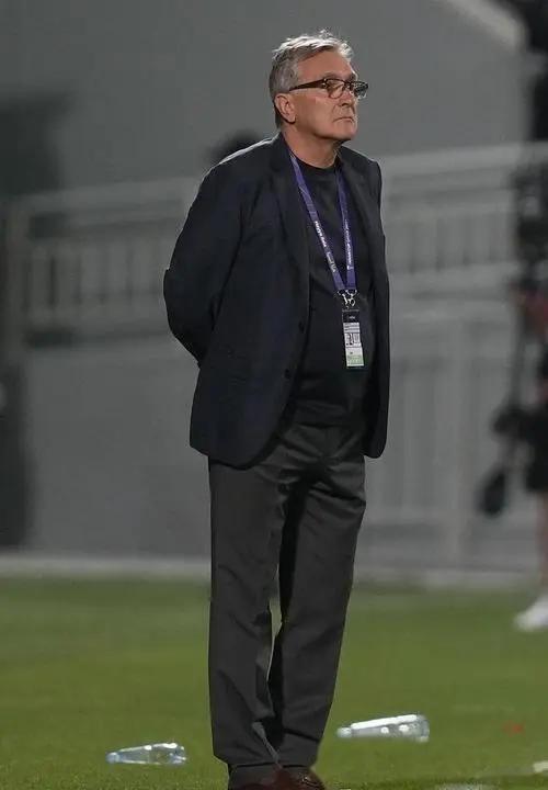 沃特福德内讧，教练和球员产生矛盾