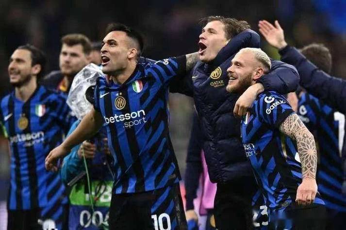 国际足球联赛上演，豪门球队的对决