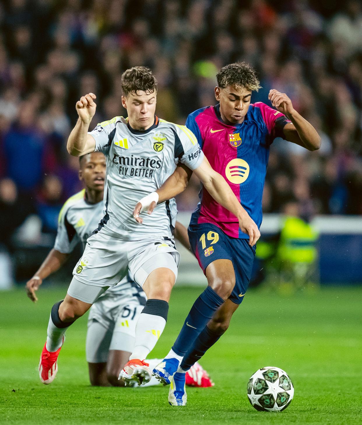 开云官网-巴塞罗那队实力突出，轻松取胜晋级