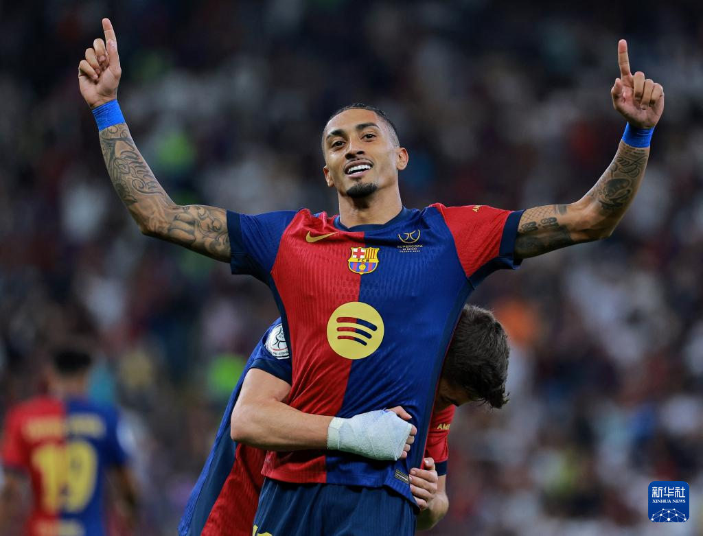 巴塞罗那队实力突出，轻松取胜晋级