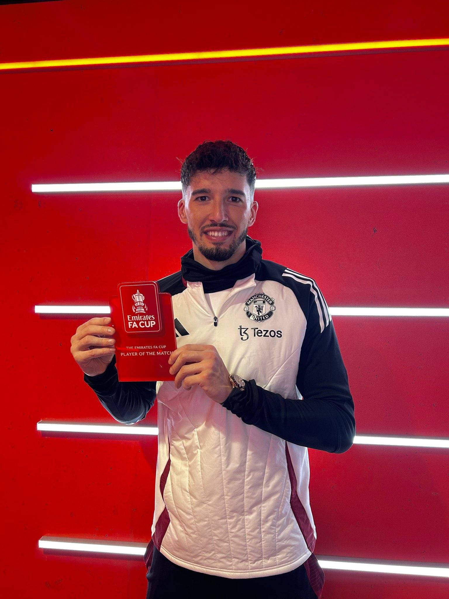 曼联中场遭遇伤病困扰，教练组寻找替补方案的简单介绍