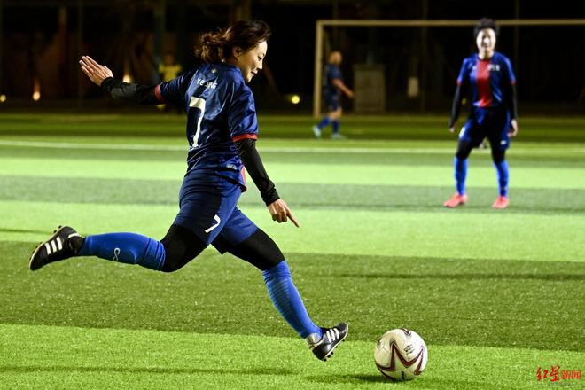 开云APP-关于女足球员们在比赛中全力以赴，努力争取胜利的信息