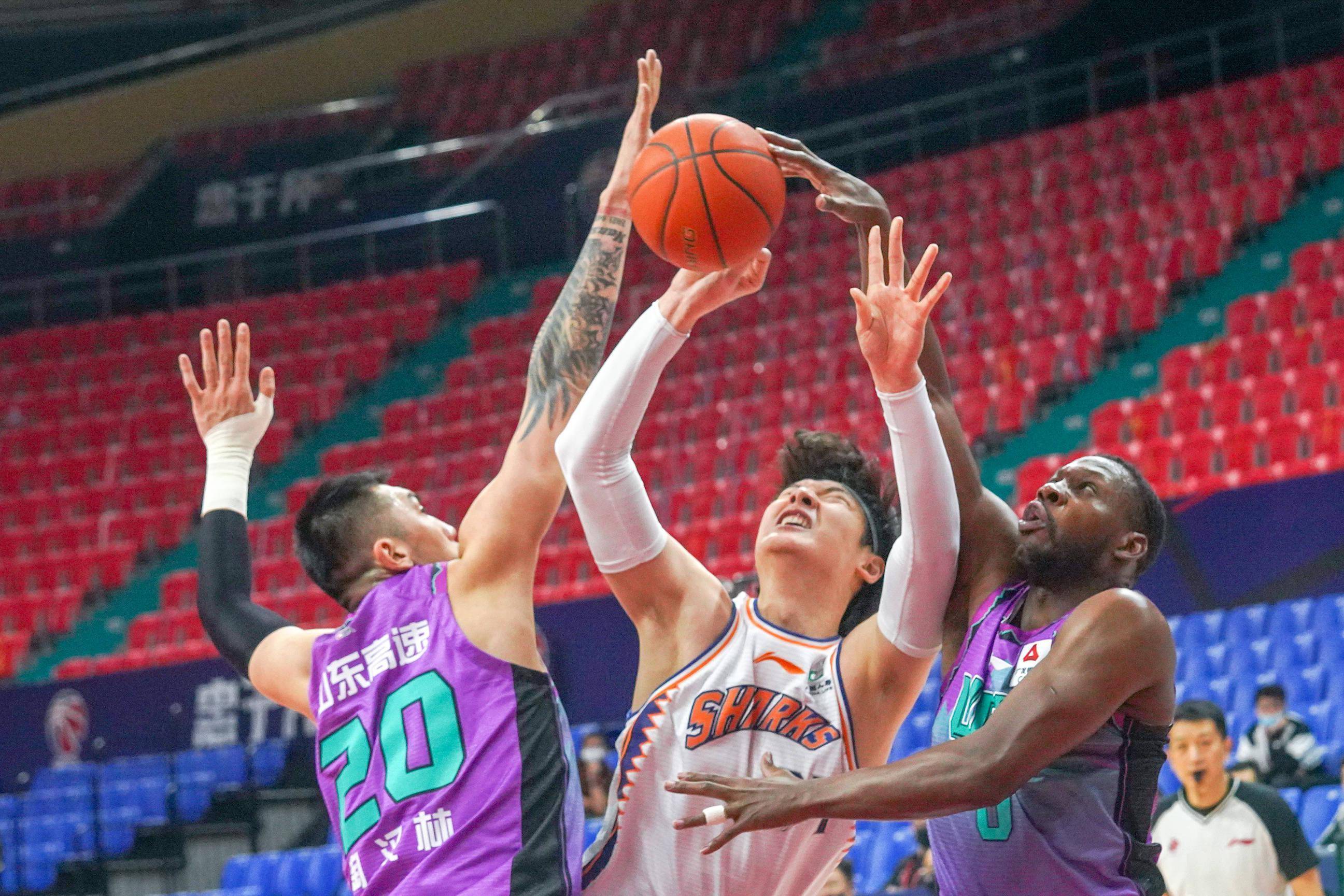 山东男篮全队发挥出色，成功击败对手