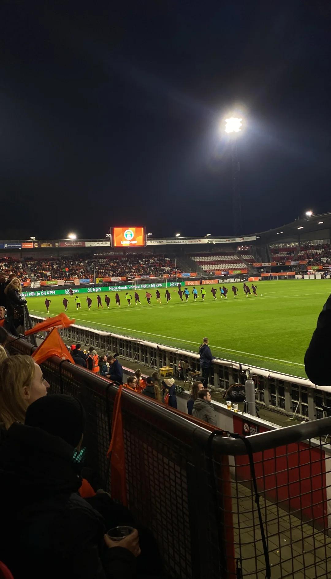 赛场对决，女足比赛欢呼胜利