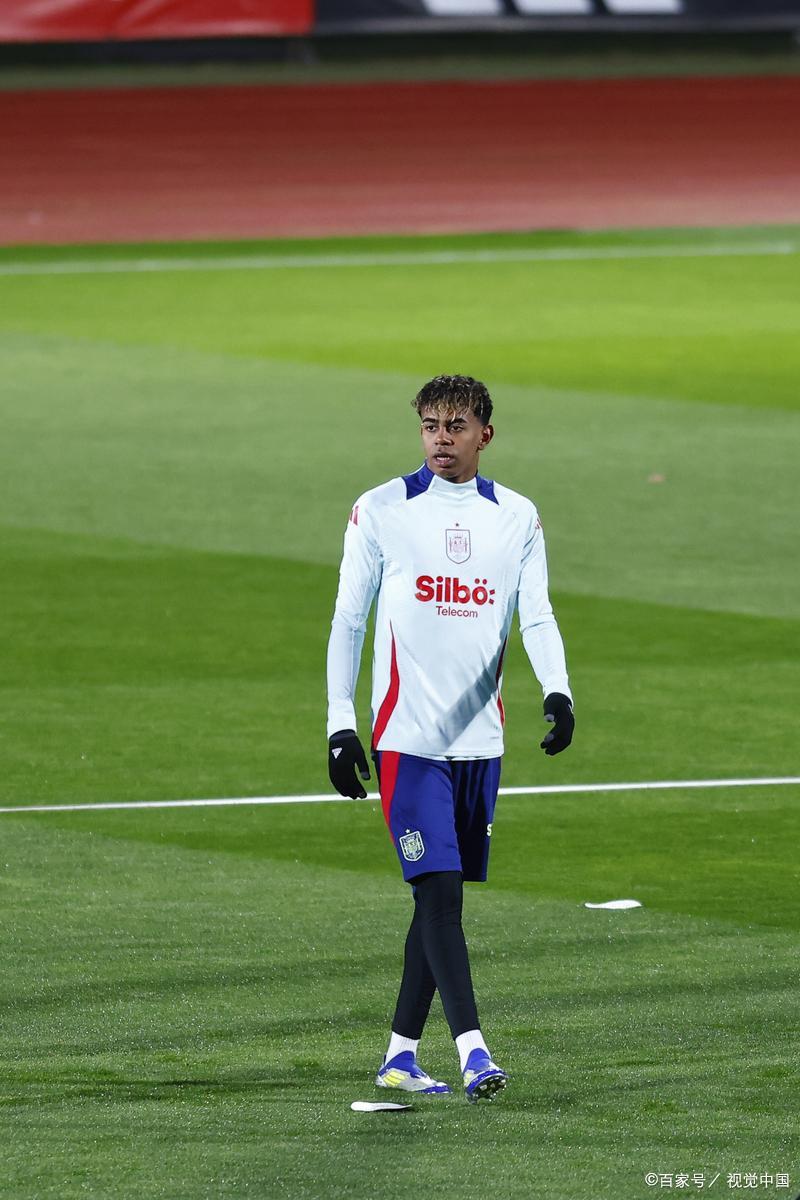 开云体育在线-荷兰男足队员集体发力，晋级八强