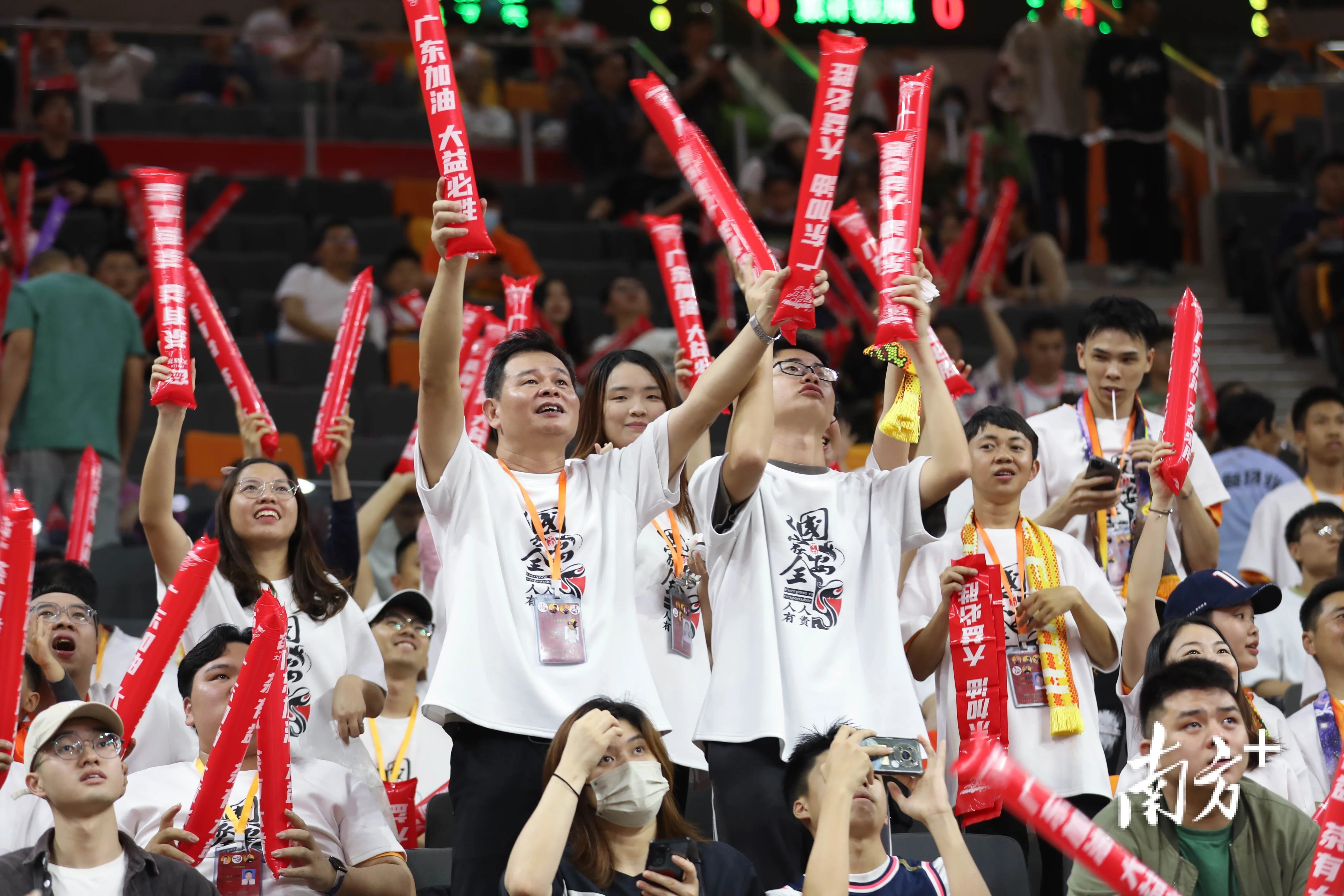 精彩的比赛在球迷的热情呐喊声中进行