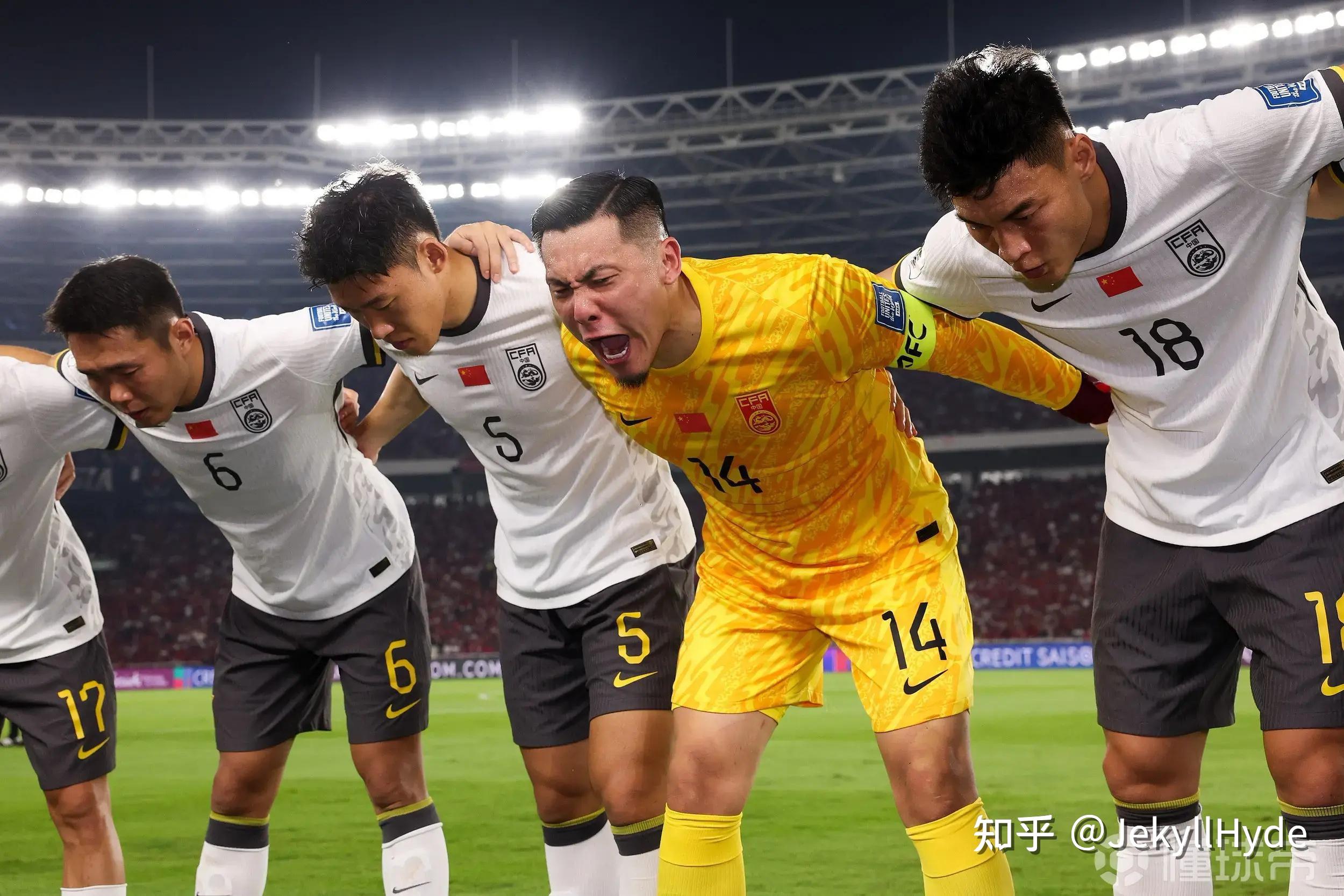 开云体育中国-国足备战世预赛，教练组展现默契合作