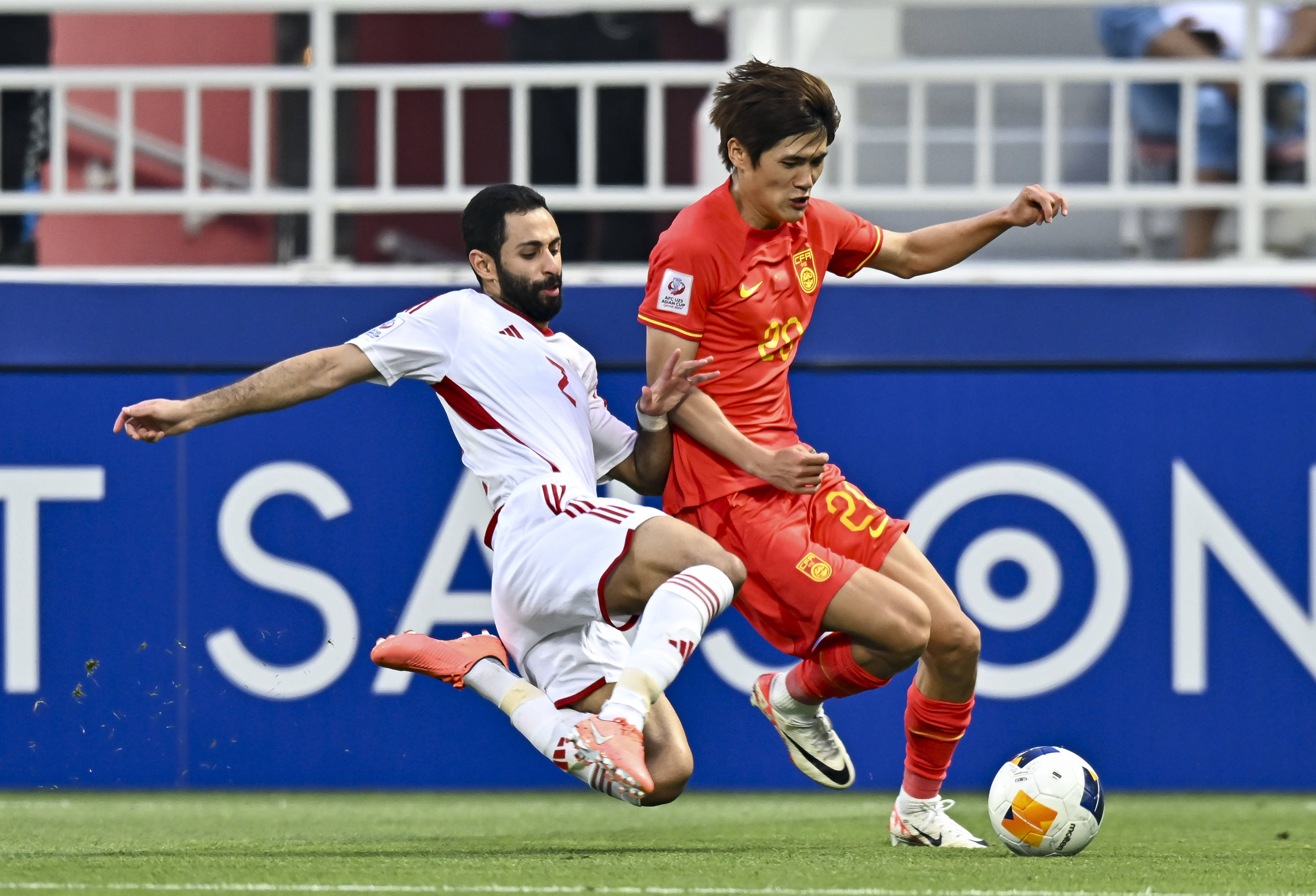 国足备战世预赛,教练组展现默契合作 国足备战世预赛,教练组展现默契合作