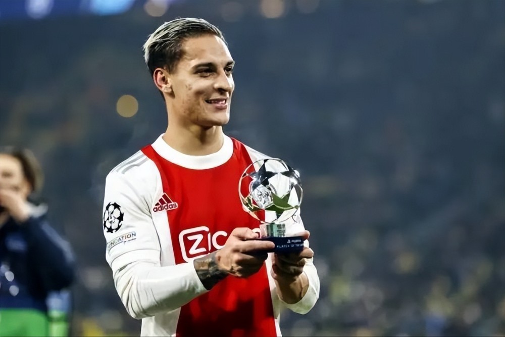 包含阿贾克斯中场盘带过人展现突破能力的词条