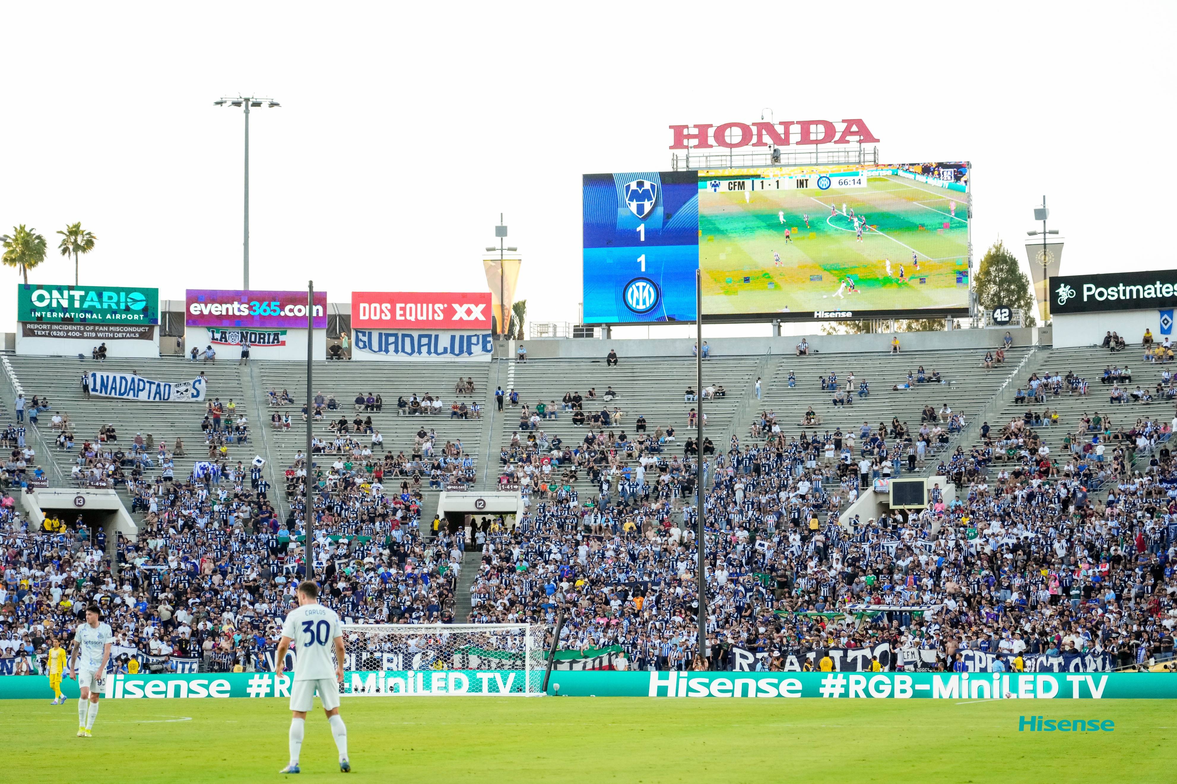 一名球员在比赛中完成绝杀，受到球迷热捧