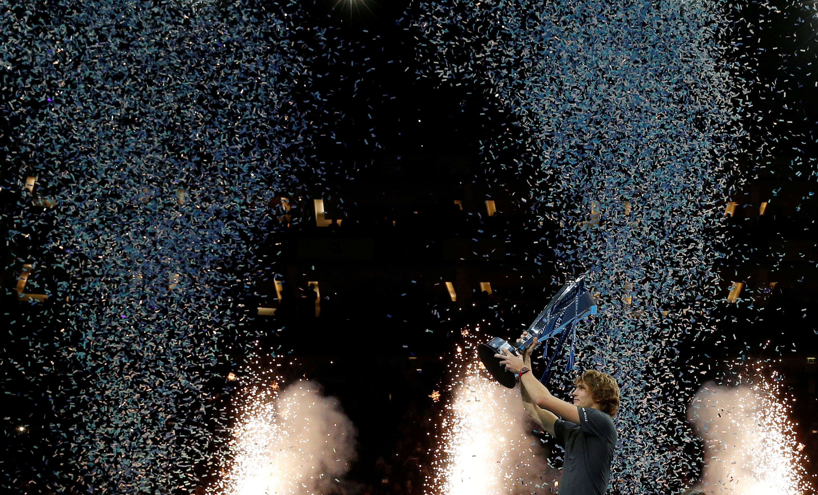 ATP总决赛鏖战年终总决赛，西西帕斯点燃赛场